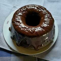 Una foto de Cake de chocolate con salsa de café y chocolate