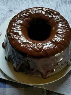 Una foto de Cake de chocolate con salsa de café y chocolate