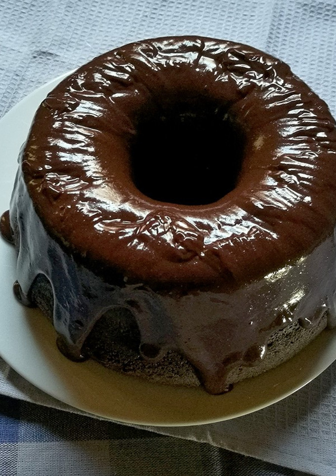 Una foto de Cake de chocolate con salsa de café y chocolate