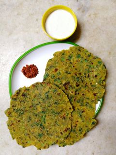 पालक और मेथी के थेपले(Palak aur methi ke theple recipe in Hindi) रेसिपी मुख्य फोटो