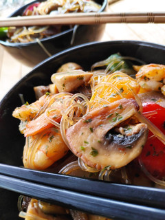 Una foto de Fideos celofán con langostinos en salsa de soja