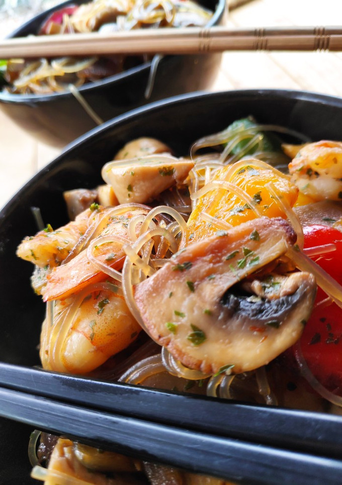 Una foto de Fideos celofán con langostinos en salsa de soja