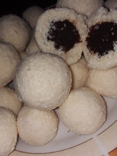 صورة لوصفة كرات جوز الهند بالتمر 🥥