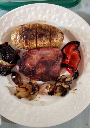Una foto de Vacío al horno con papas al plomo