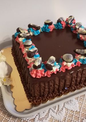 Zdjęcie przepisu Tort kwadratowy z kolorowymi rozetkami.