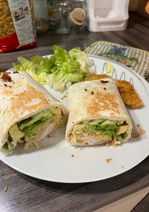 Une photo de Burritos au poulet avocat salade