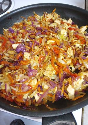 Una foto de Pollo o cerdo al curry con repollo