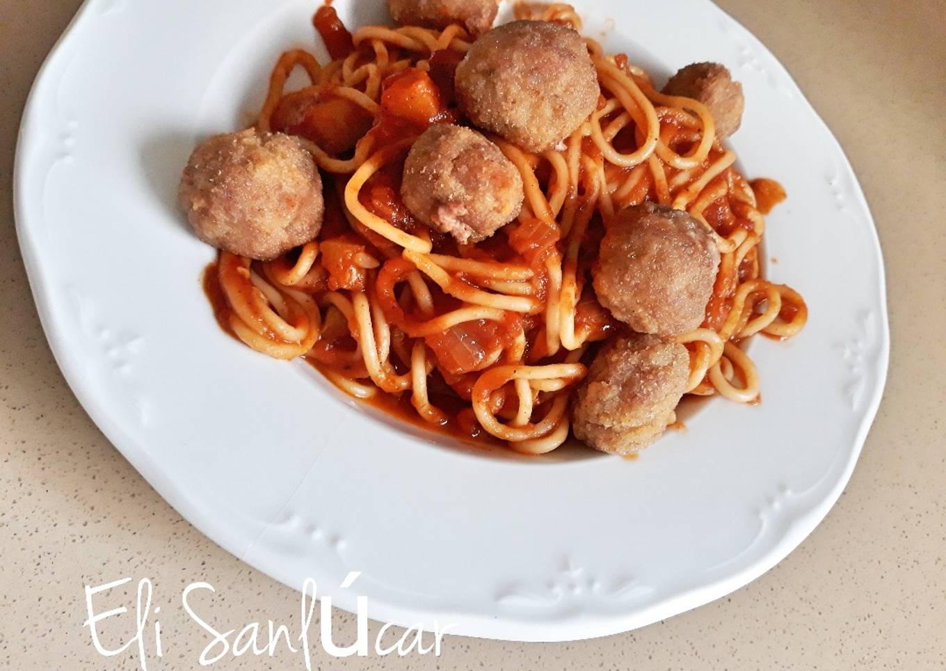 Espaguetis con mini albóndigas y salsa de tomate