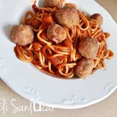 Una foto de Espaguetis con mini albóndigas y salsa de tomate