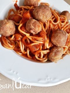 Una foto de Espaguetis con mini albóndigas y salsa de tomate