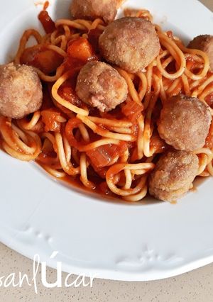 Una foto de Espaguetis con mini albóndigas y salsa de tomate