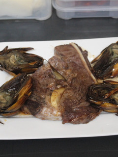 Una foto de Chuletón con alcachofas