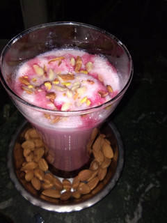 दूध, रूह अफजा शेक (Doodh Rooh afza shake recipe in Hindi) रेसिपी मुख्य फोटो