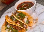 Una foto de birria de ternera