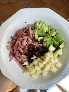 Una foto de Quinoa bowl con aguacate, manzana y bacon