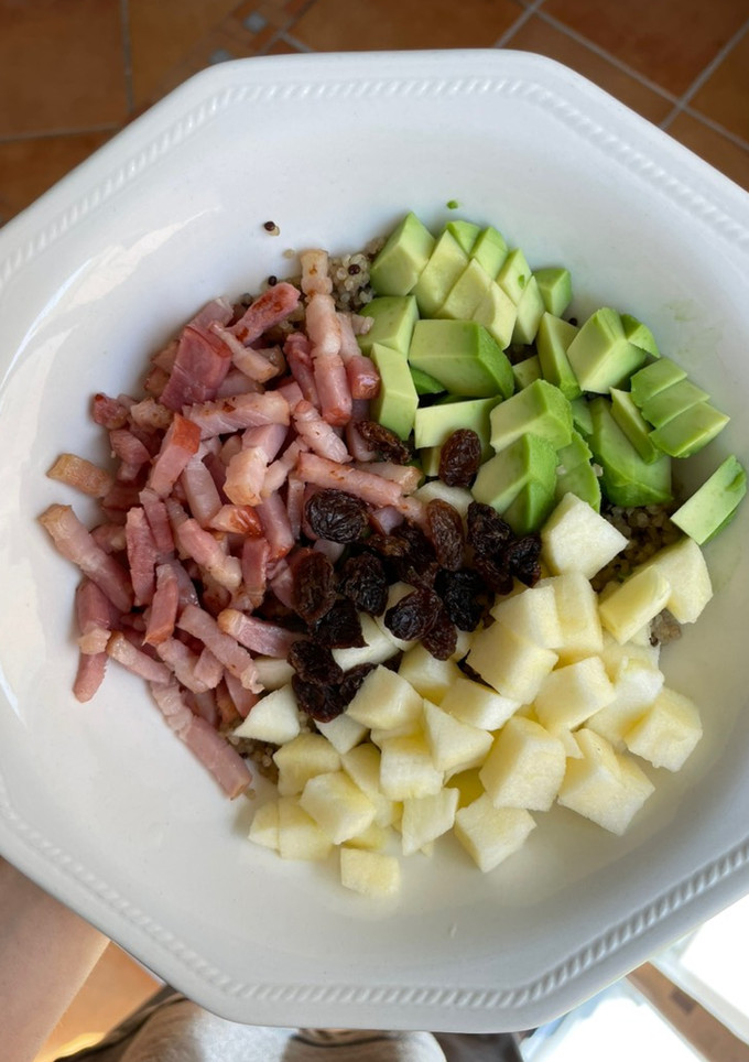 Una foto de Quinoa bowl con aguacate, manzana y bacon