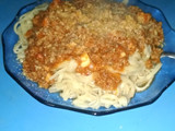 Fideo con salsa de carne tipo bolognesa