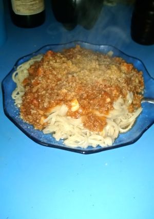 Una foto de Fideo con salsa de carne tipo bolognesa