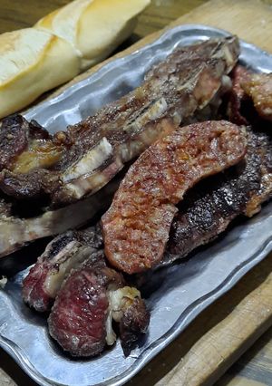 Una foto de Cocinanado un asadito con 2 amigas