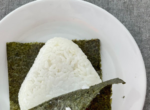 ｜日式｜三角飯糰x肉鬆口味 的食譜成品照片