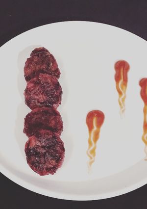 A picture of Beetroot tikki.