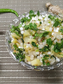 સાબુદાણા ની ખીચડી (Sabudaba Khichdi Recipe in Gujarati) રેસીપી મુખ્ય ફોટો