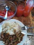 Salteado de verduras con arroz y ensalada de tomate