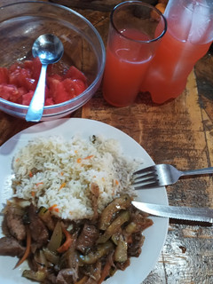 Una foto de Salteado de verduras con arroz y ensalada de tomate