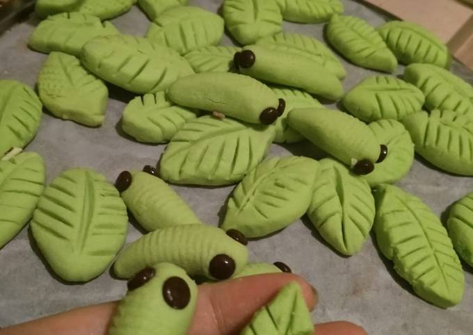 Cara  membuat Kue sagu ulat dan daun untuk Hari Raya  menggugah selera