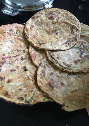 મસાલા લચ્છા પરાઠા (Masala Lachha Paratha Recipe In Gujarati) રેસીપી મુખ્ય ફોટો