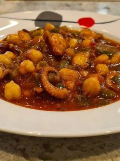 Una foto de Garbanzos con pulpo