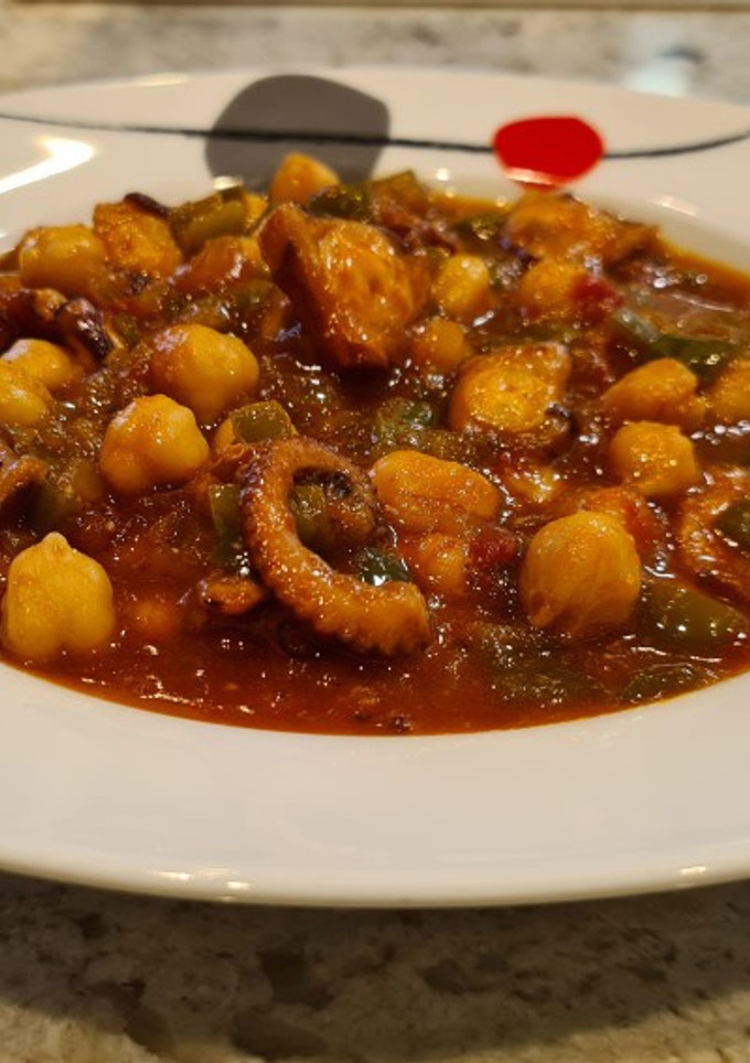 Una foto de Garbanzos con pulpo
