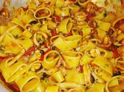 Una foto di calamarata ai frutti di mare