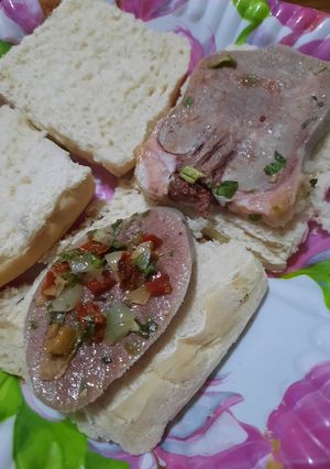 Una foto de Lengua a la vinagreta rendidora en sandwichs
