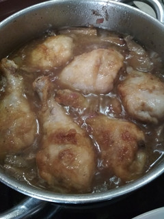 Una foto de Pollo guisado con setas y aroma de Pedro Jiménez