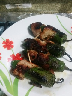 Una foto de Chiles rellenos envueltos en tocino