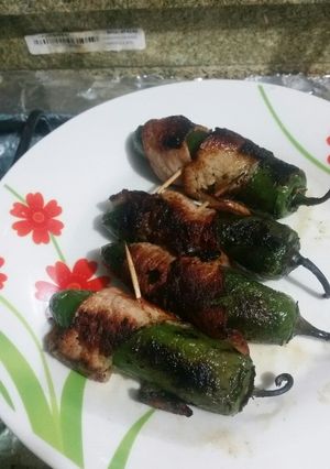 Una foto de Chiles rellenos envueltos en tocino