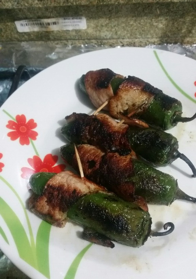 Una foto de Chiles rellenos envueltos en tocino