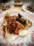 Lomos de merluza gratinados al vermut con setas shiitake al ajillo