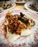 Lomos de merluza gratinados al vermut con setas shiitake al ajillo