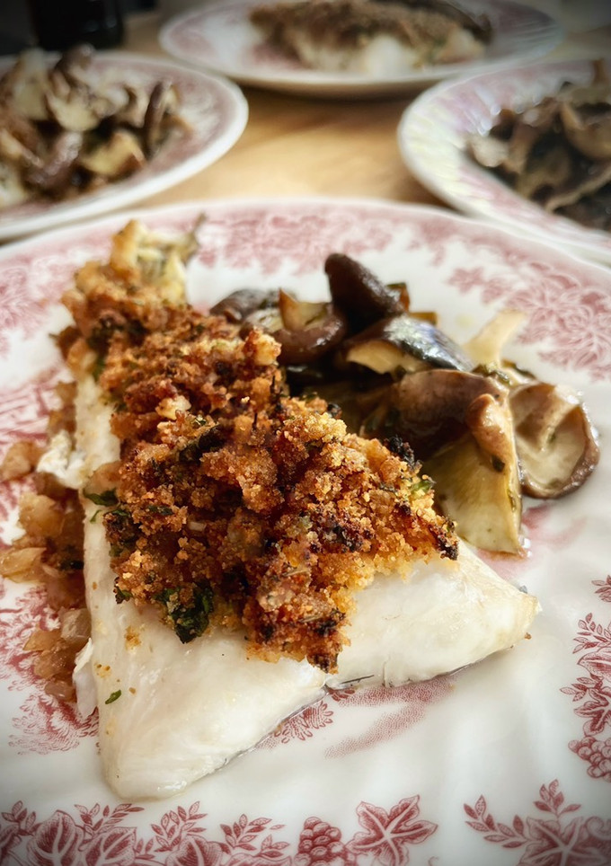 Una foto de Lomos de merluza gratinados al vermut con setas shiitake al ajillo