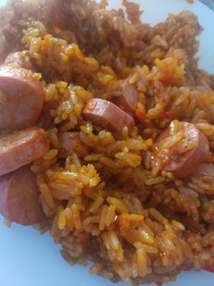 Una foto de Arroz con salchichas