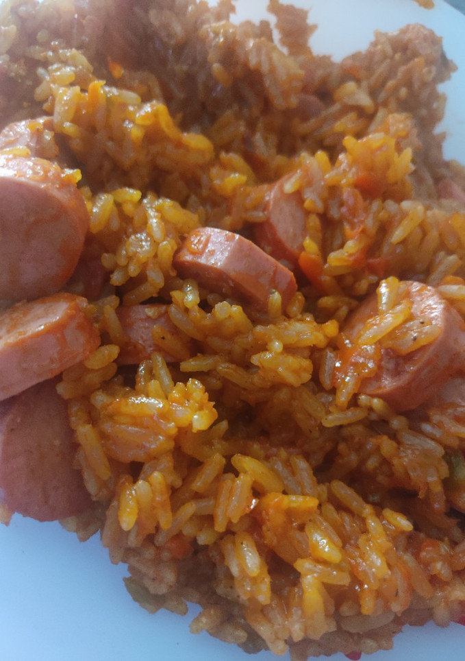 Una foto de Arroz con salchichas