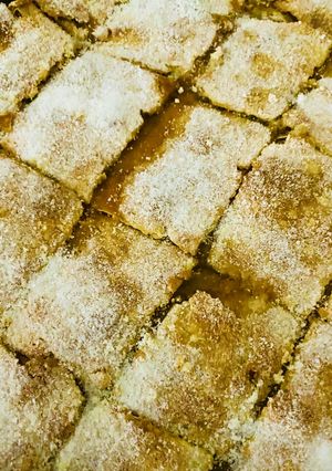 Una foto de CUADRADITOS HOJALDRADOS RELLENOS DE DULCE DE BATATA 🍠