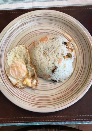 Una foto de Arroz con choritos y camarones