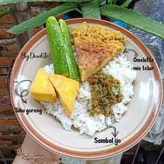A picture of Nasi omelette Mie telur.