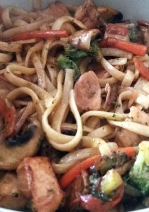 Una foto de Tallarines estilo oriental