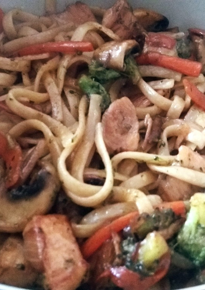 Una foto de Tallarines estilo oriental