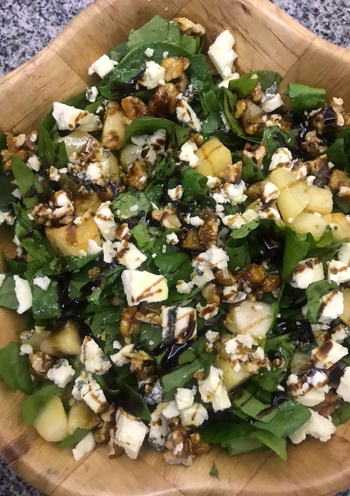 Una foto de Ensalada de espinacas y peras especial