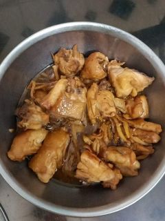 Hình của món Gà kho gừng.